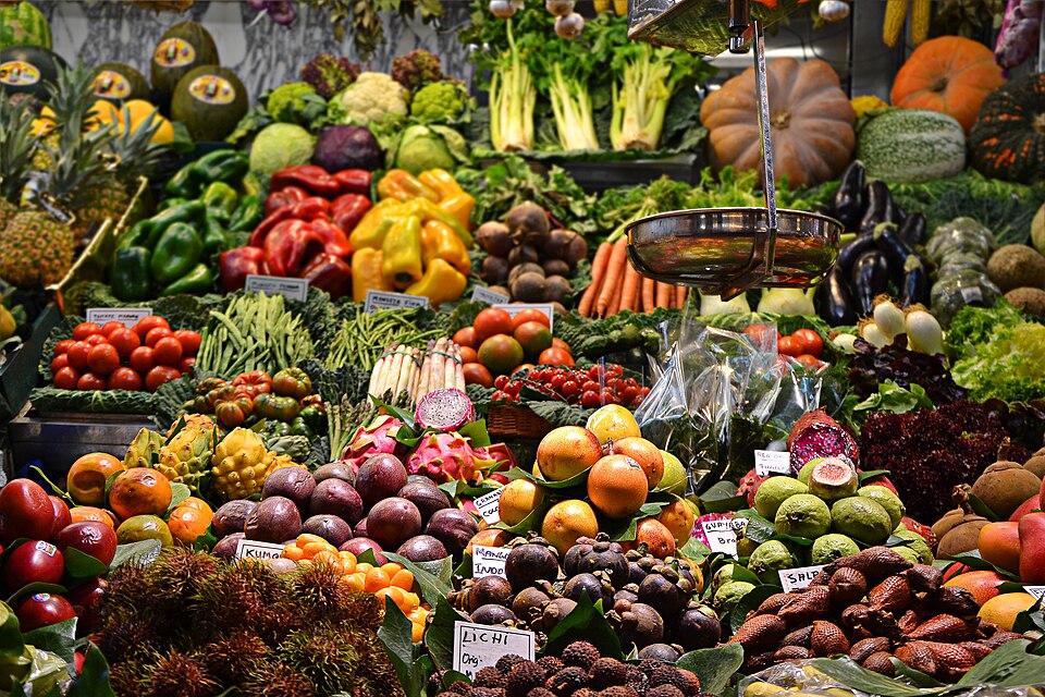 Banca de hortifrúti abastecida, com verduras, legumes e frutas