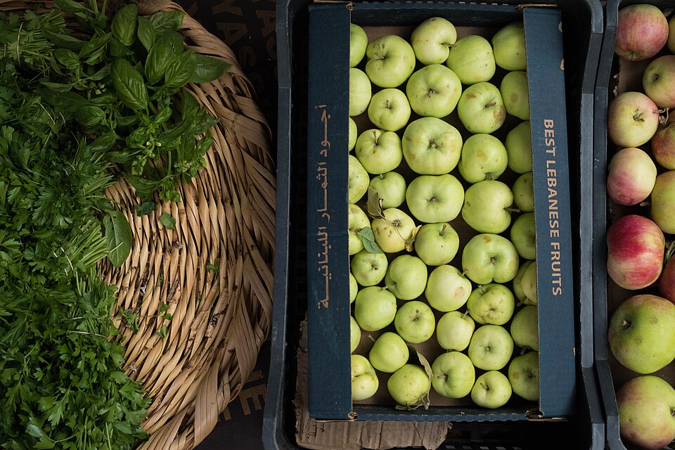 Caixas de frutas e legumes variados prontas para a loja